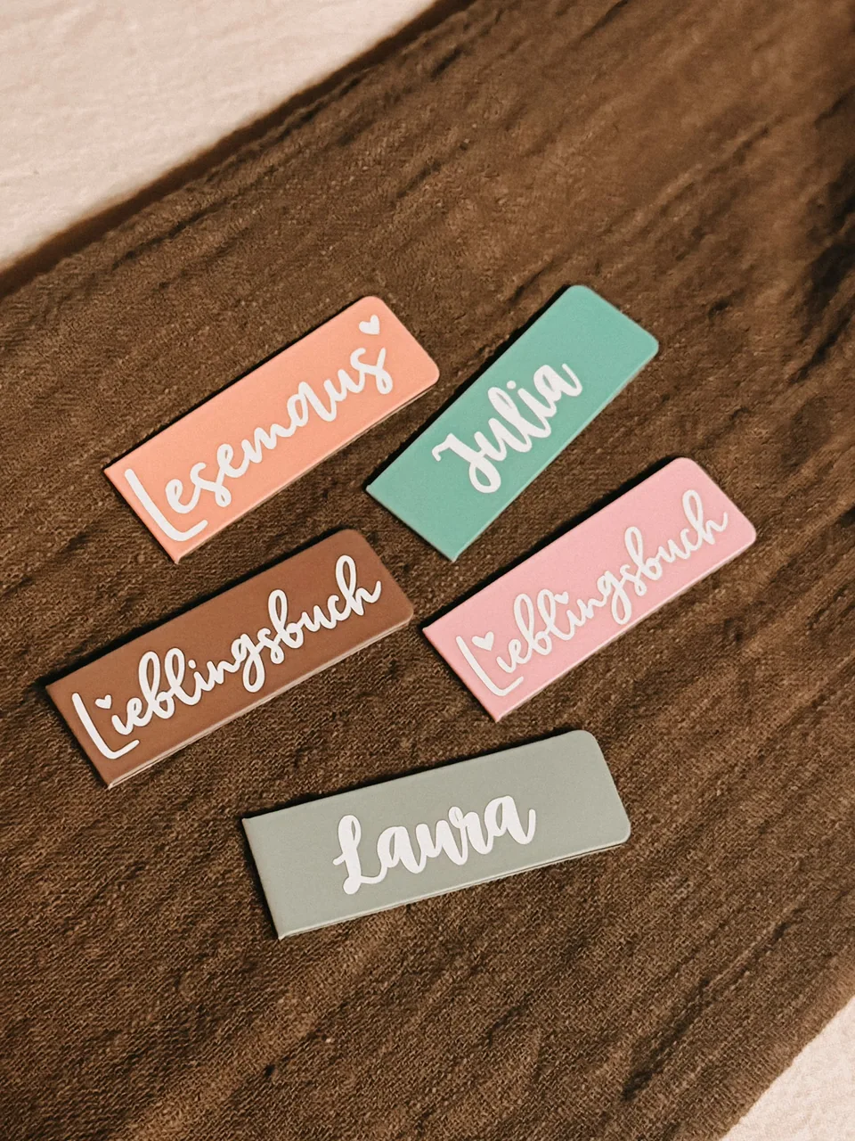 Fünf magnetische Lesezeichen in verschiedenen Farben mit Namen und Lesesprüchen