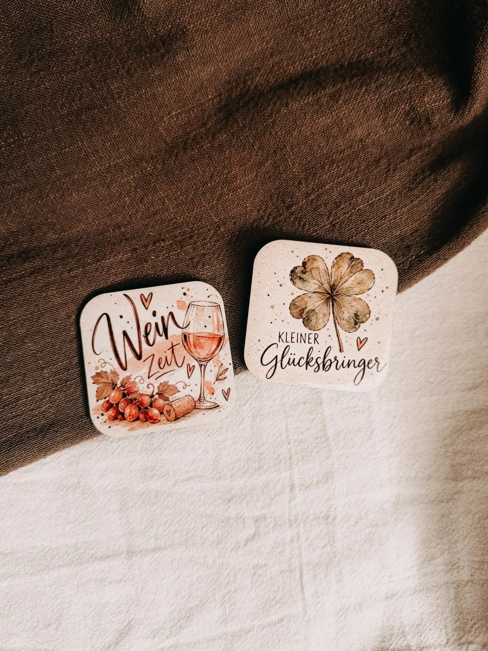 Zwei bedruckte Magnete mit Weinmotiv und Kleeblatt