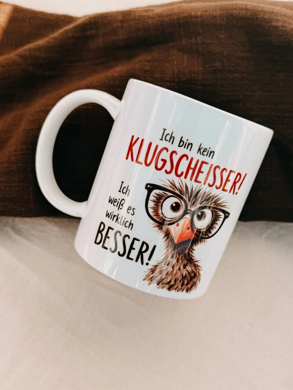 Weiße Tasse mit einer Eule mit Brille und einem lustigen Spruch