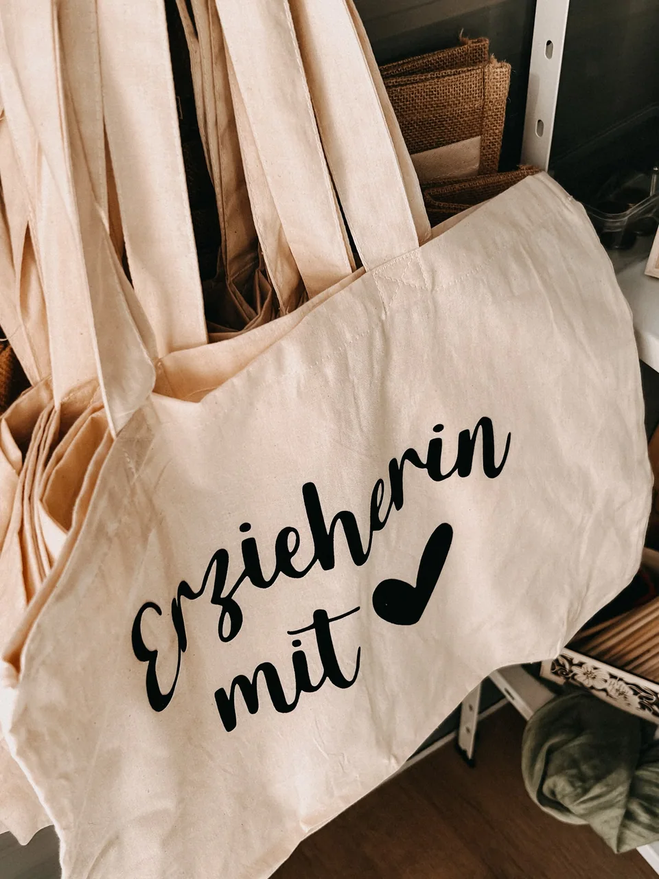 Helle Stofftasche mit der Aufschrift „Erzieherin mit Herz“